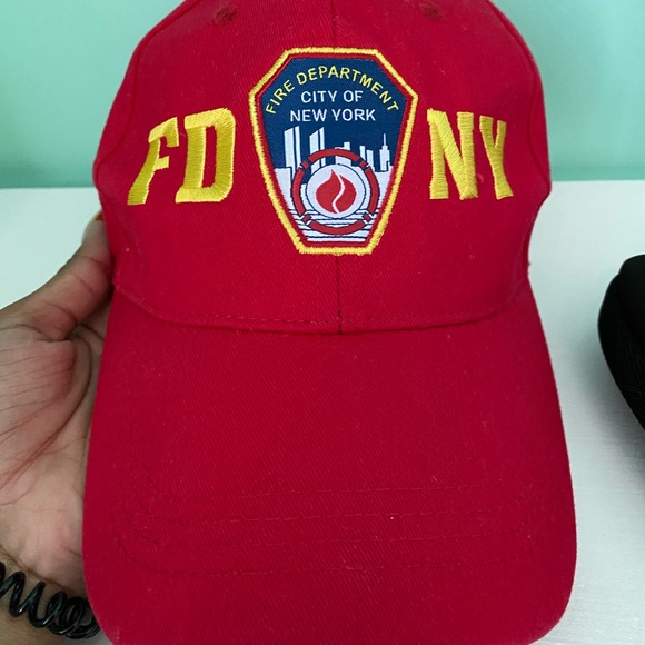 Red baseball cap - Picture 2 of 3